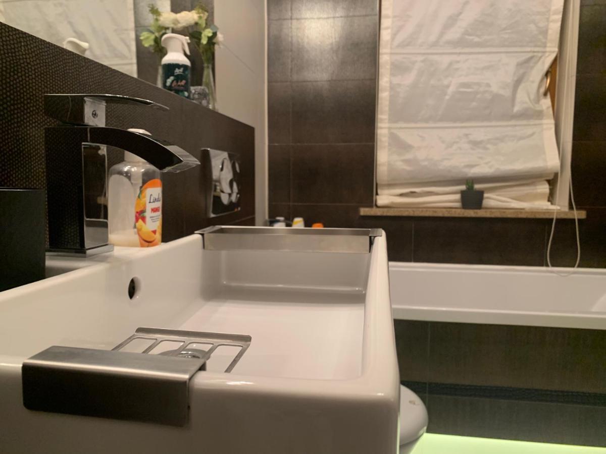 Uroczy Apartament W Centrum Miasta Szczecin Kültér fotó